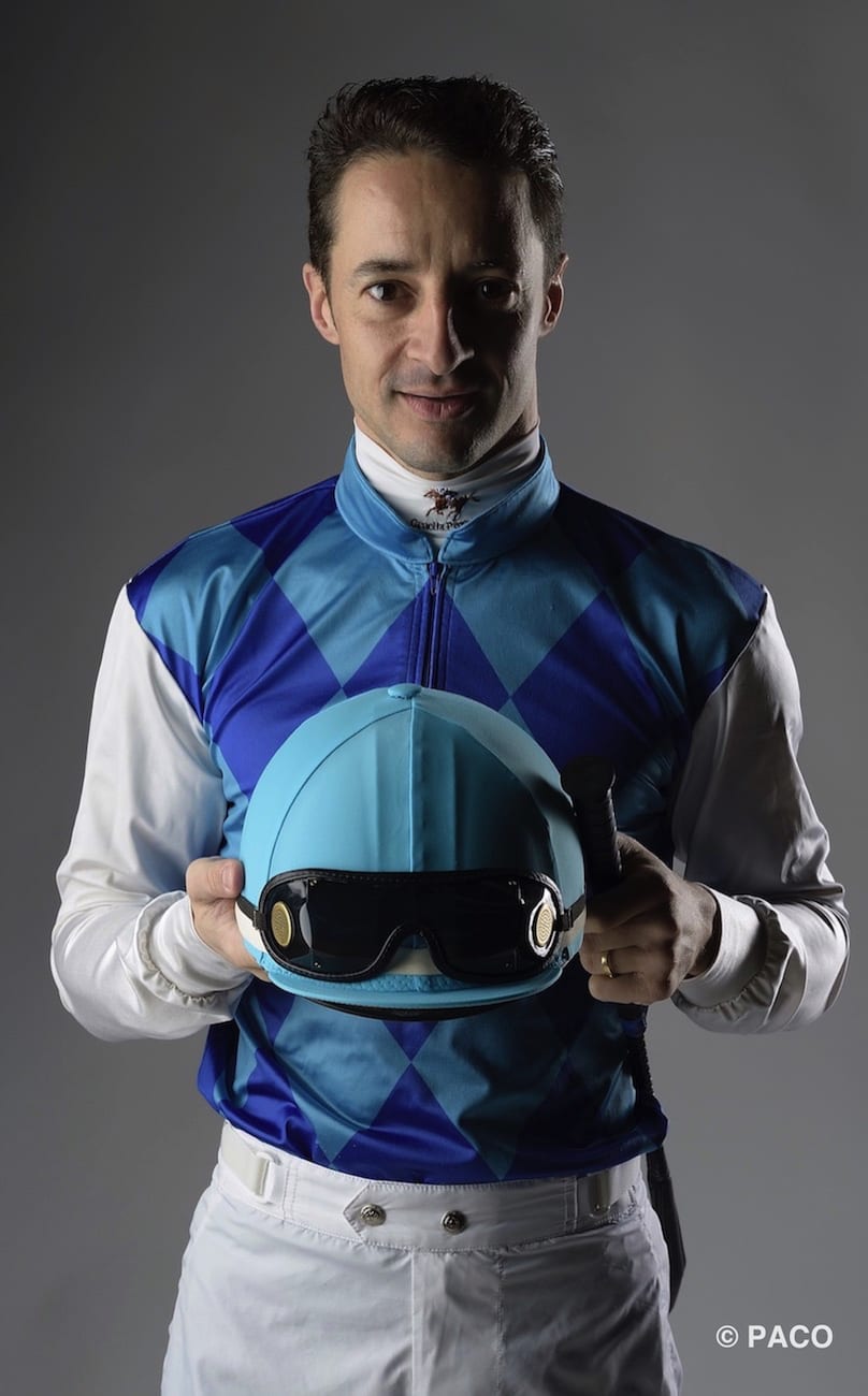 v2%20jockey%20with%20helmet%20optimizé.jpeg